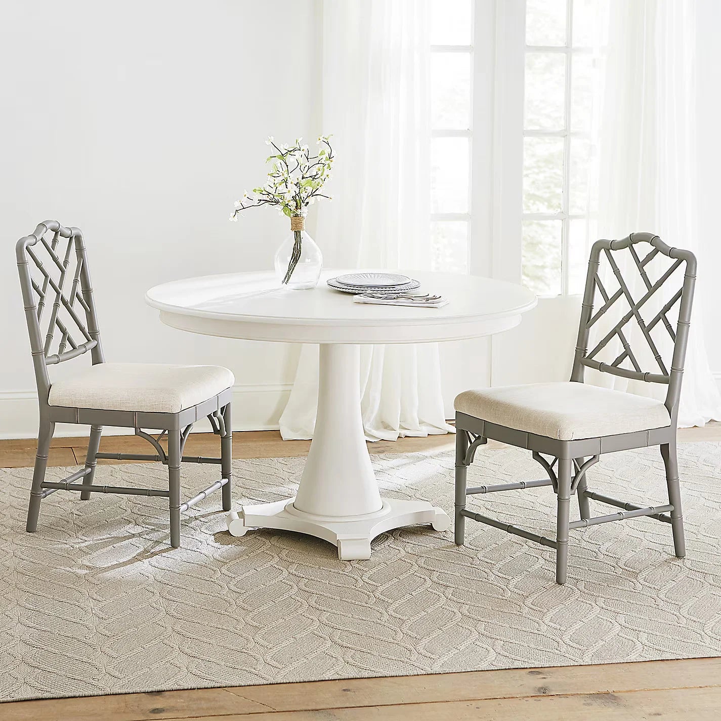 White Single-column Three-legged Solid Wood Round Table - Luxury and Understated Circular Dining Table for Small-sized Homes