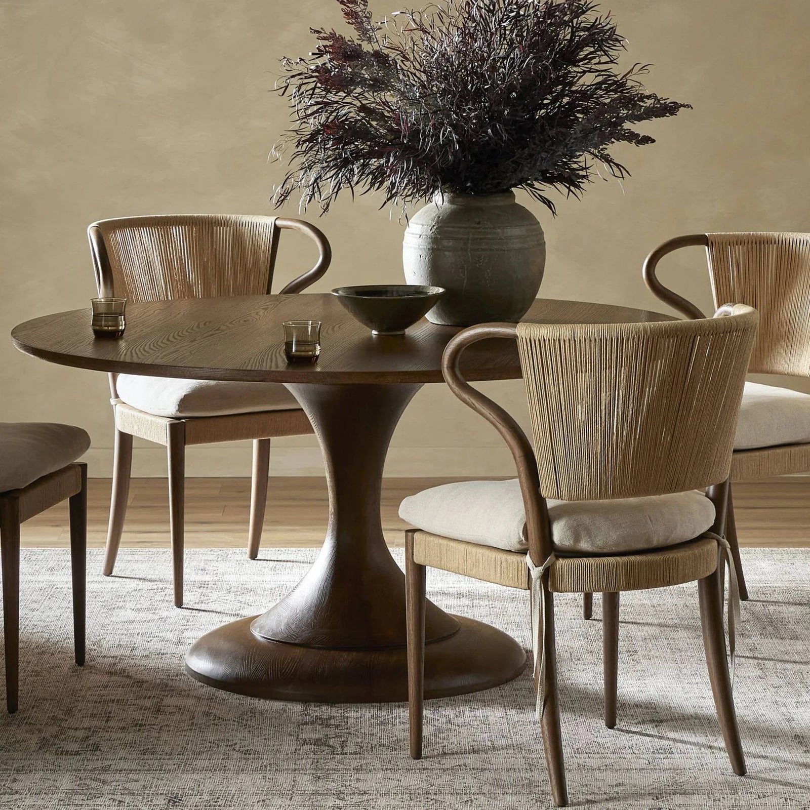The Wabi-sabi Style Walnut-colored Trumpet-legged Round Table Adds a Retro and Relaxed Atmosphere to the Dining Room.